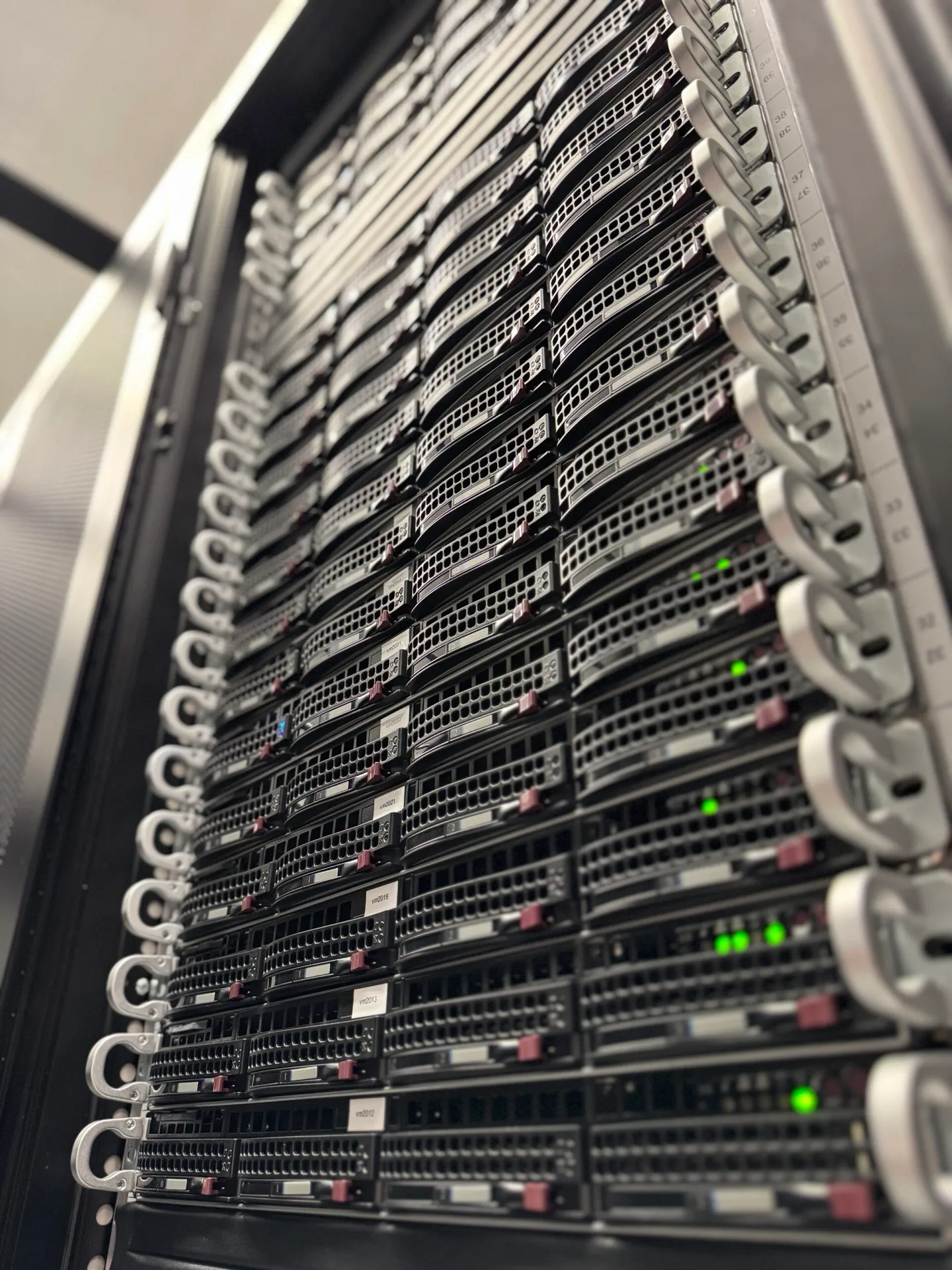 Server-Rack-Front in einem unserer Rechenzentren — eigene Hardware, optimierte Verkabelung
